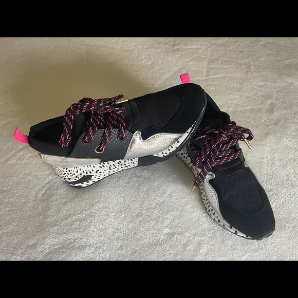 Sneakers - Picture 4 of 6